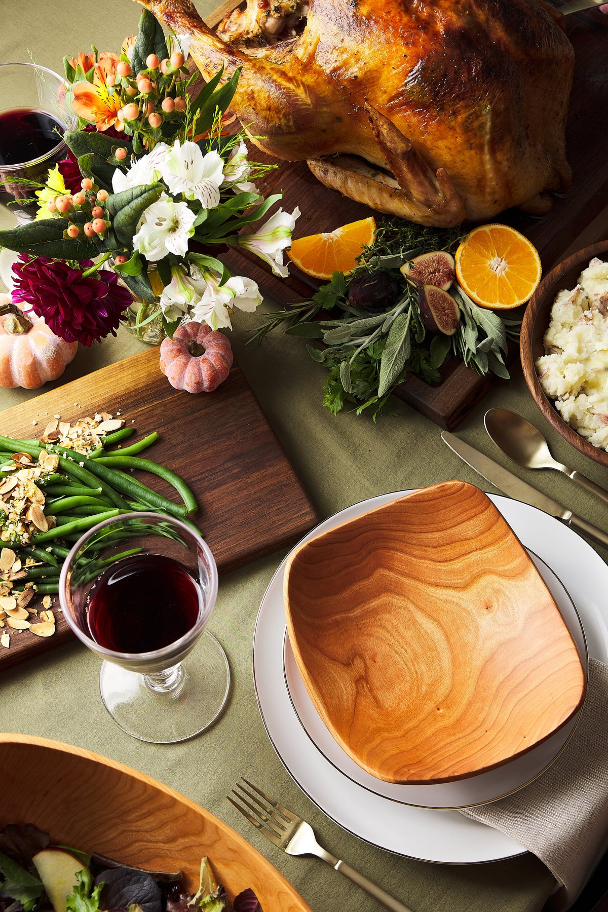 Friendsgiving: The Art of Gathering Around a Beautiful Table