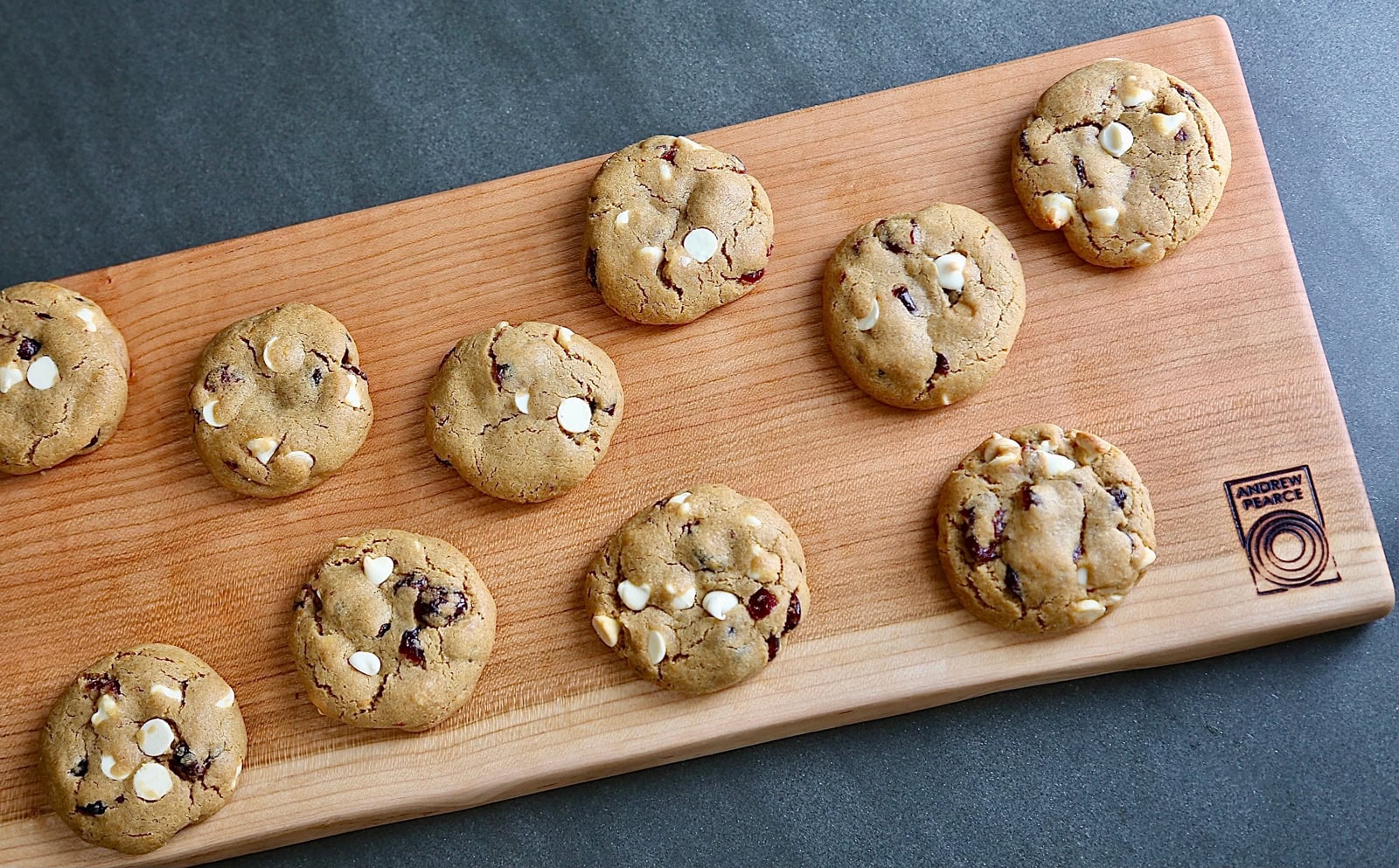A VERSATILE BOARD FOR KITCHEN AND TABLE