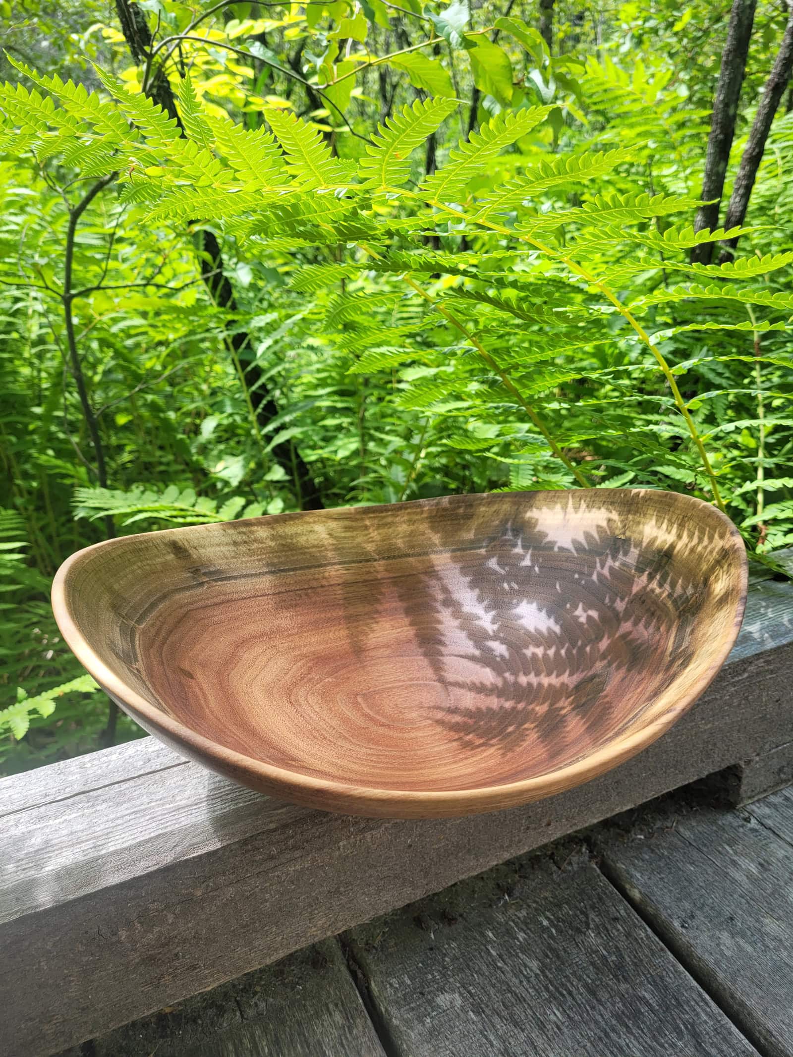 THE EXTRA-LARGE OVAL BOWL FOR EXTRAORDINARY GATHERINGS