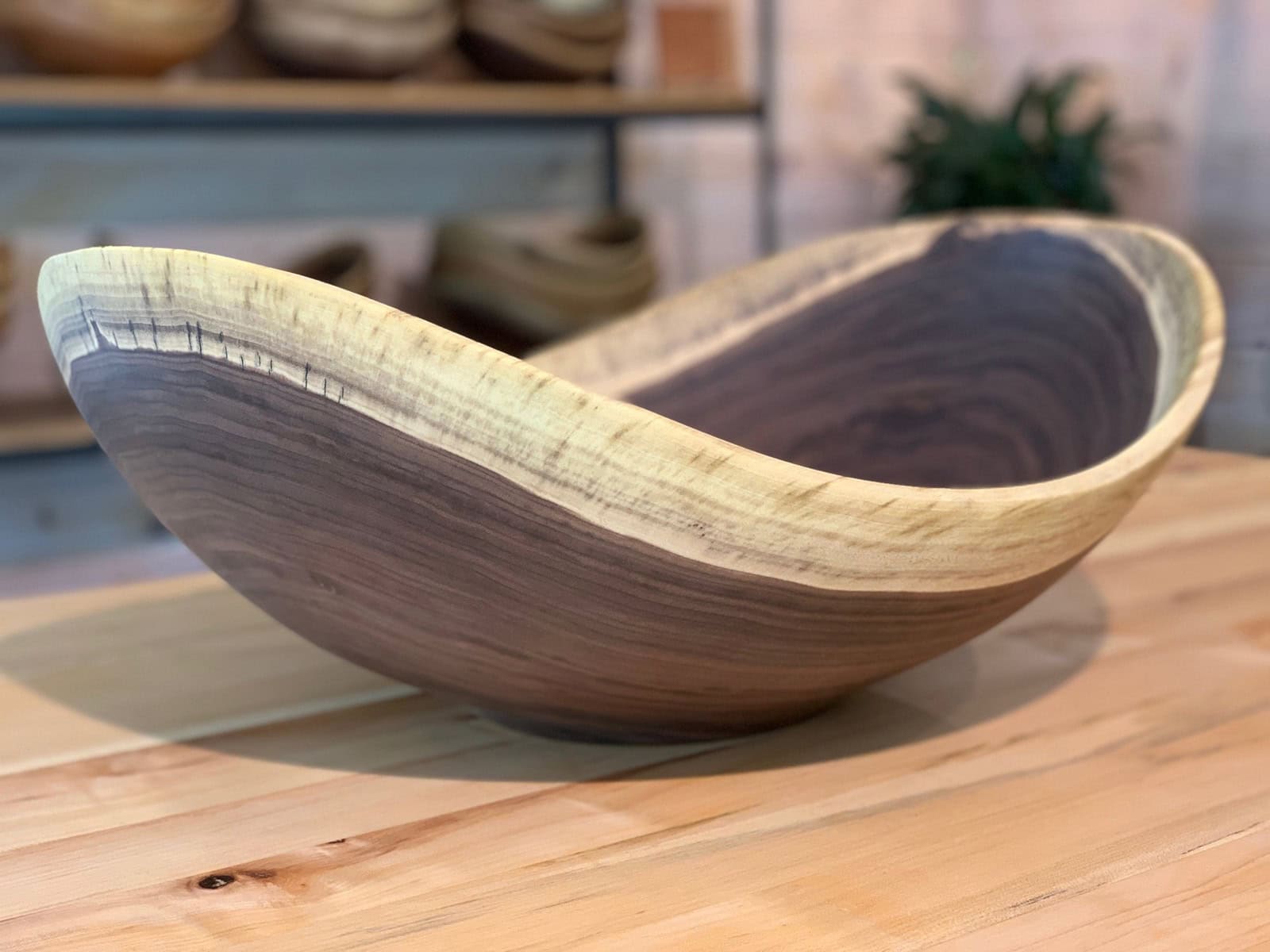 THE EXTRA-LARGE OVAL BOWL FOR EXTRAORDINARY GATHERINGS