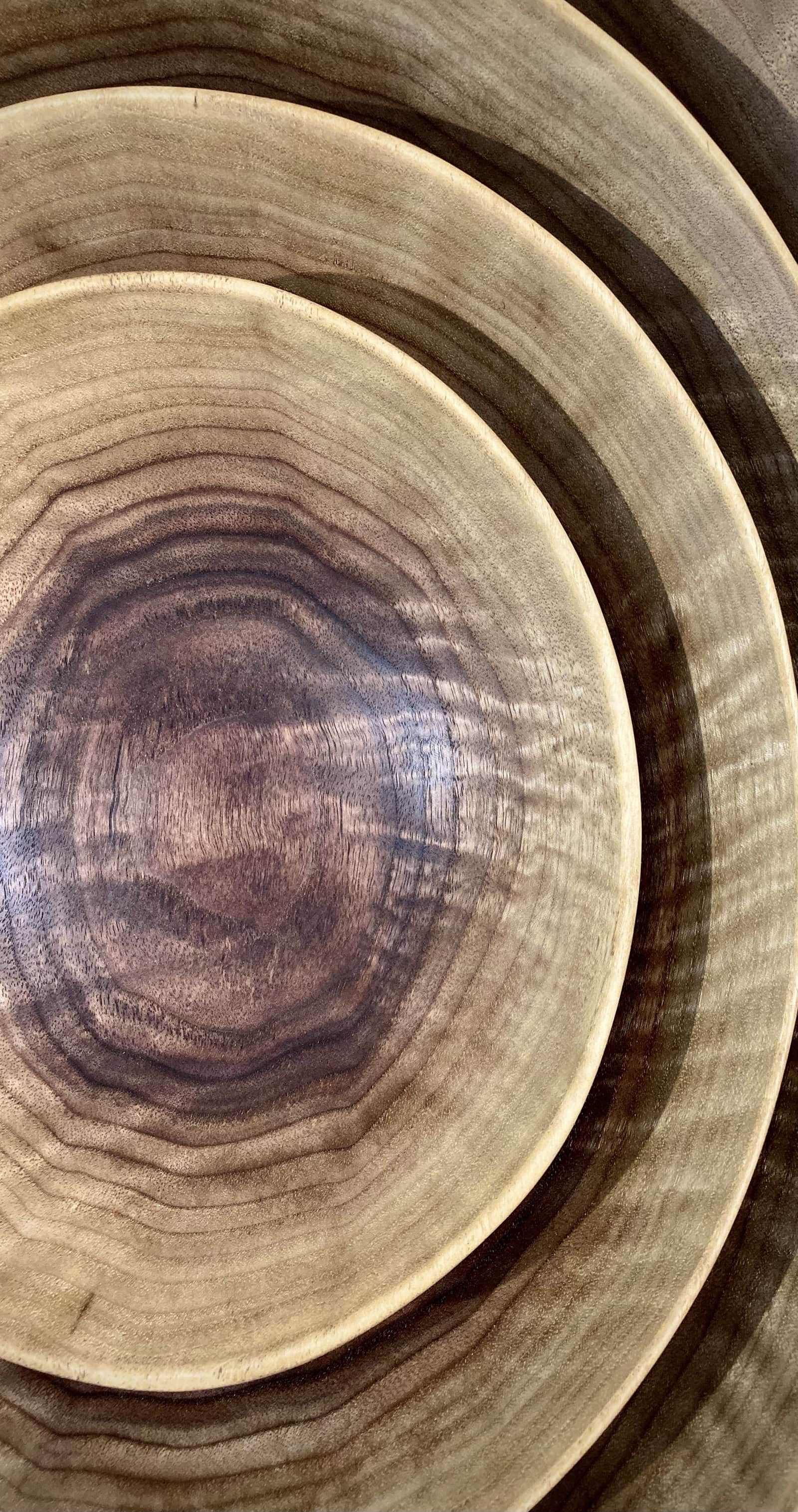 THE EXTRA-LARGE OVAL BOWL FOR EXTRAORDINARY GATHERINGS