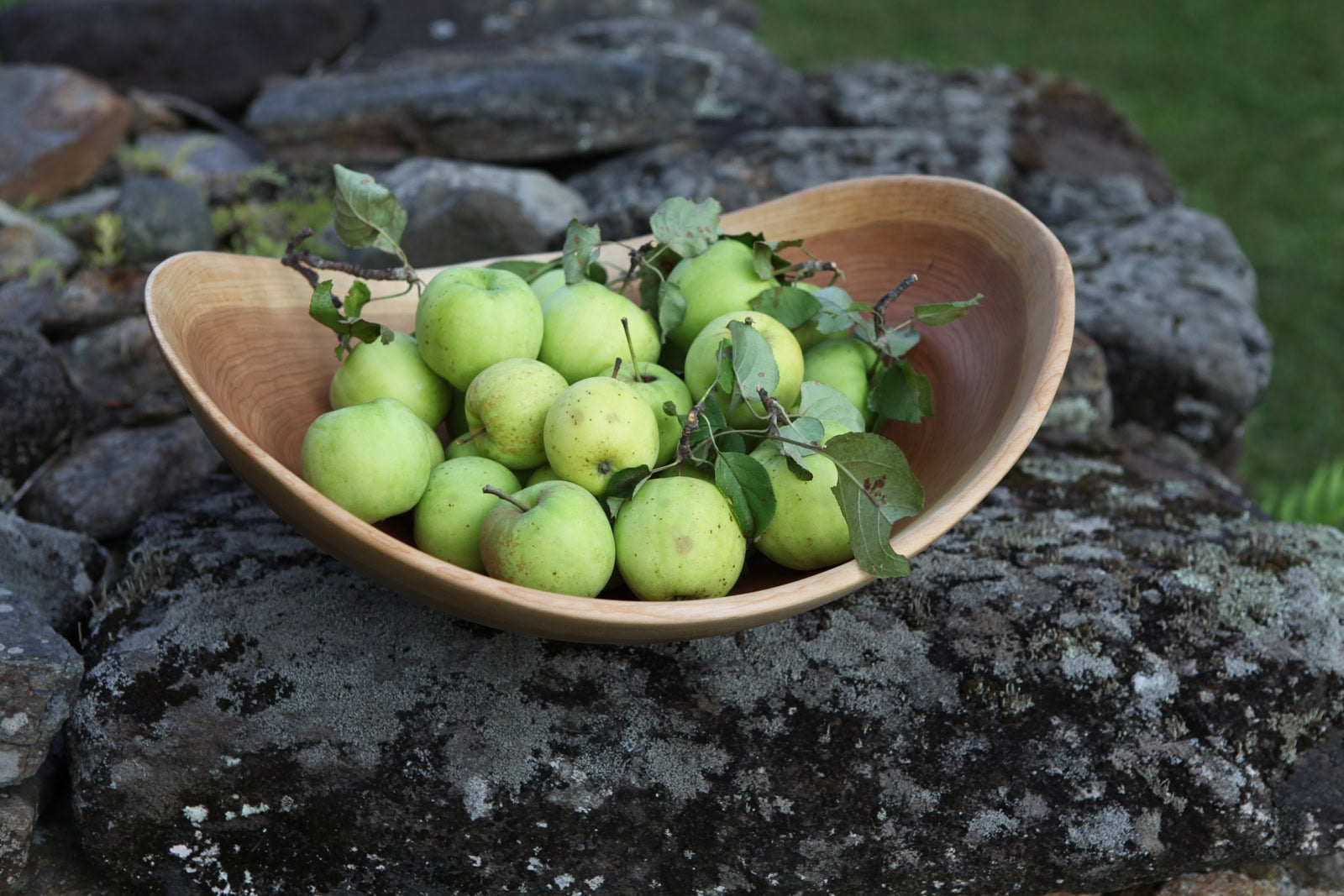 THE EXTRA-LARGE OVAL BOWL FOR EXTRAORDINARY GATHERINGS
