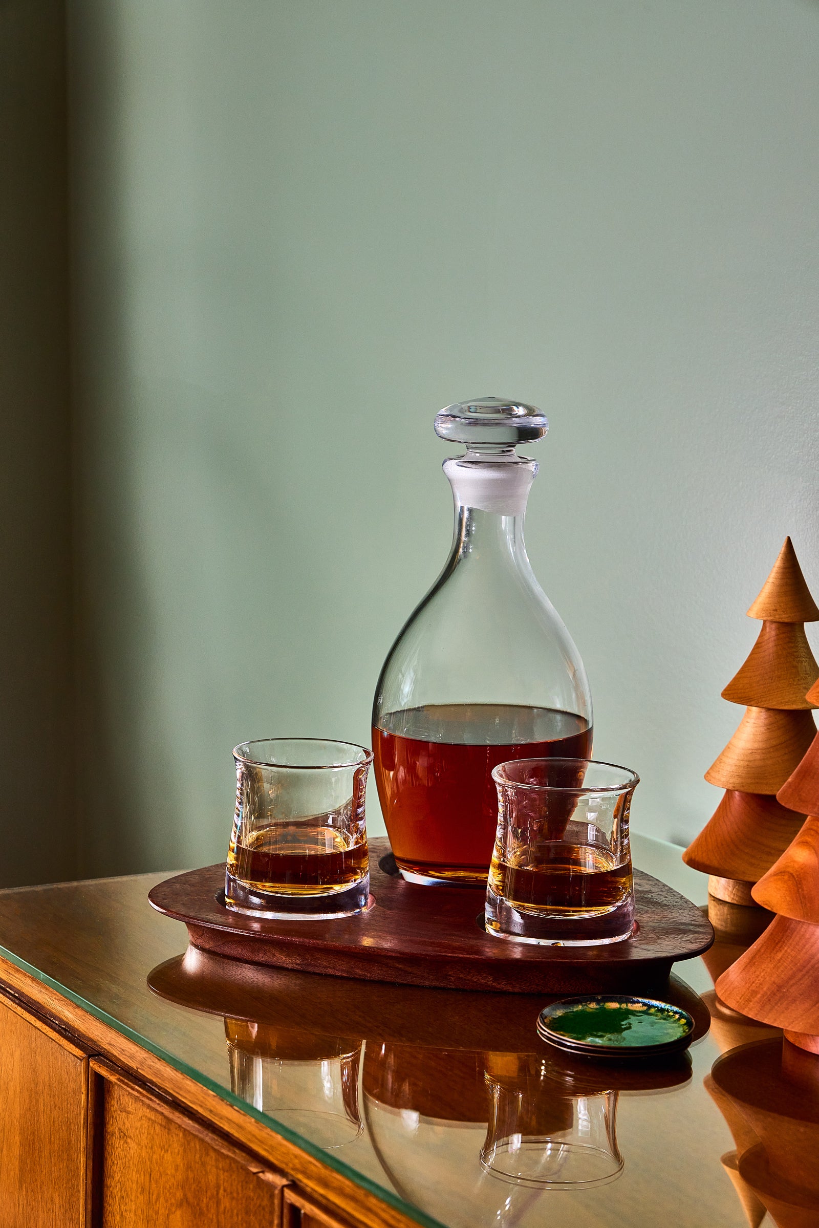 THE ESSENTIAL DECANTER FOR THE REFINED HOME BAR