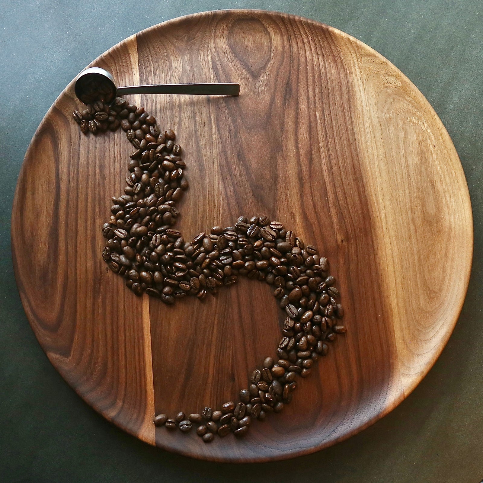THE ROUND PLATTER THAT SERVES EVERY OCCASION