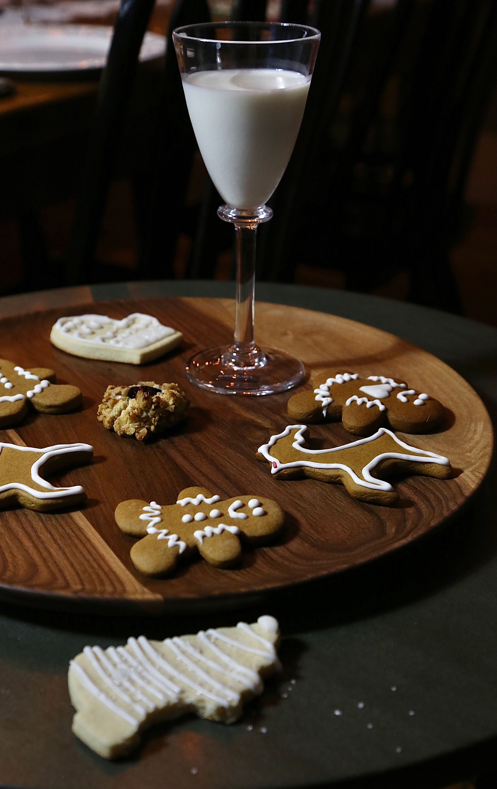 THE ROUND PLATTER THAT SERVES EVERY OCCASION