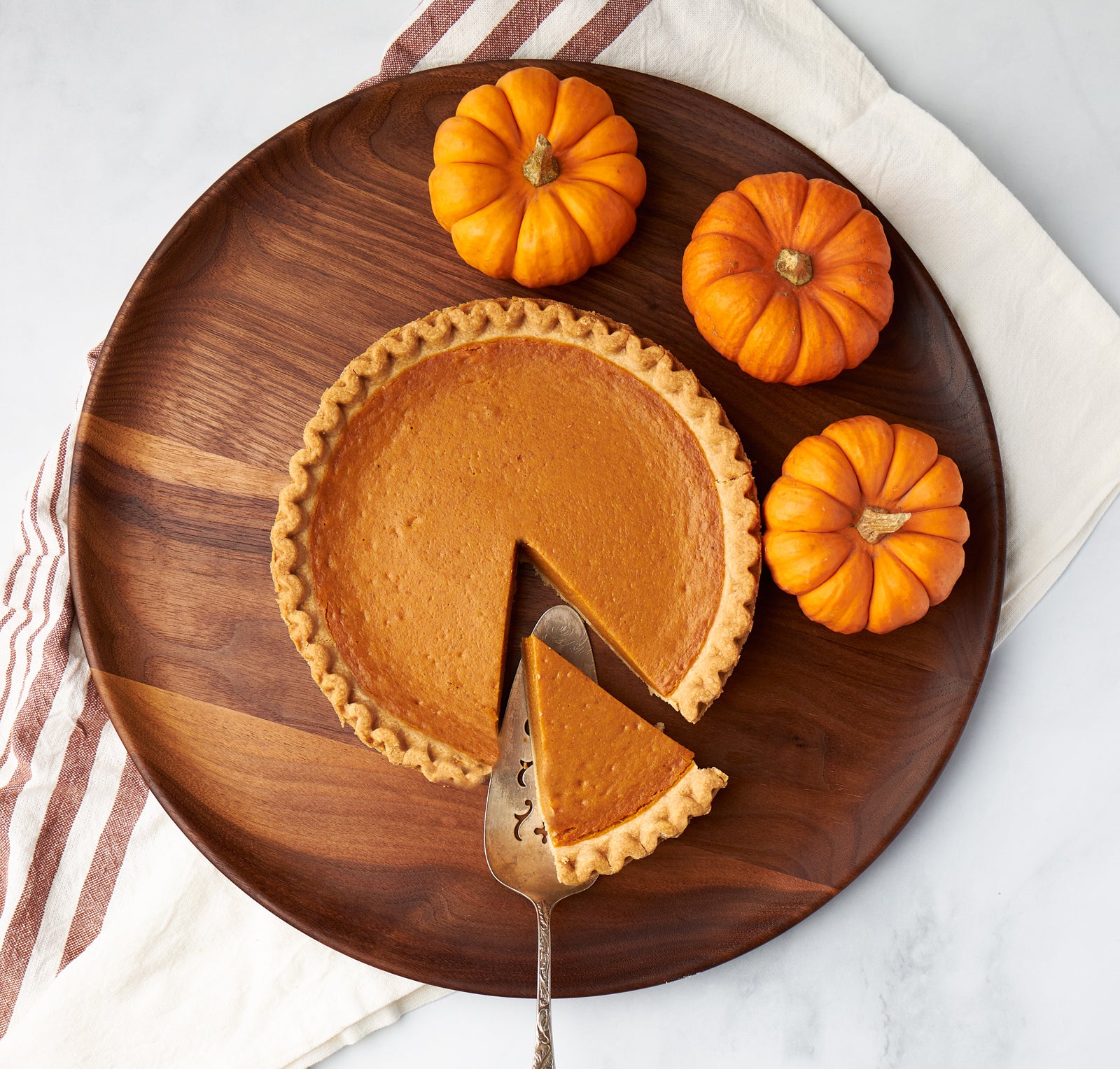 THE ROUND PLATTER THAT SERVES EVERY OCCASION