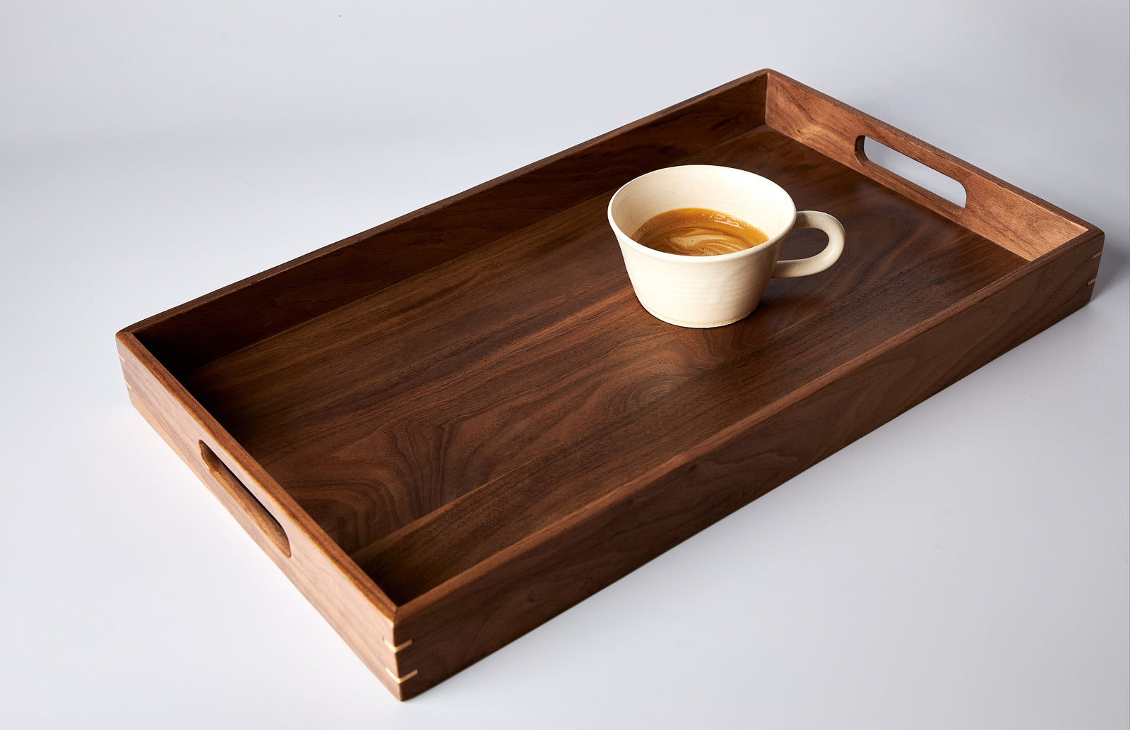 WALNUT ELEGANCE WITH A PRACTICAL TOUCH